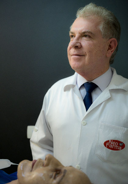 Dr. Nelson Maurício Jr., farmacêutico bioquímico e instrutor da Escola da Pele