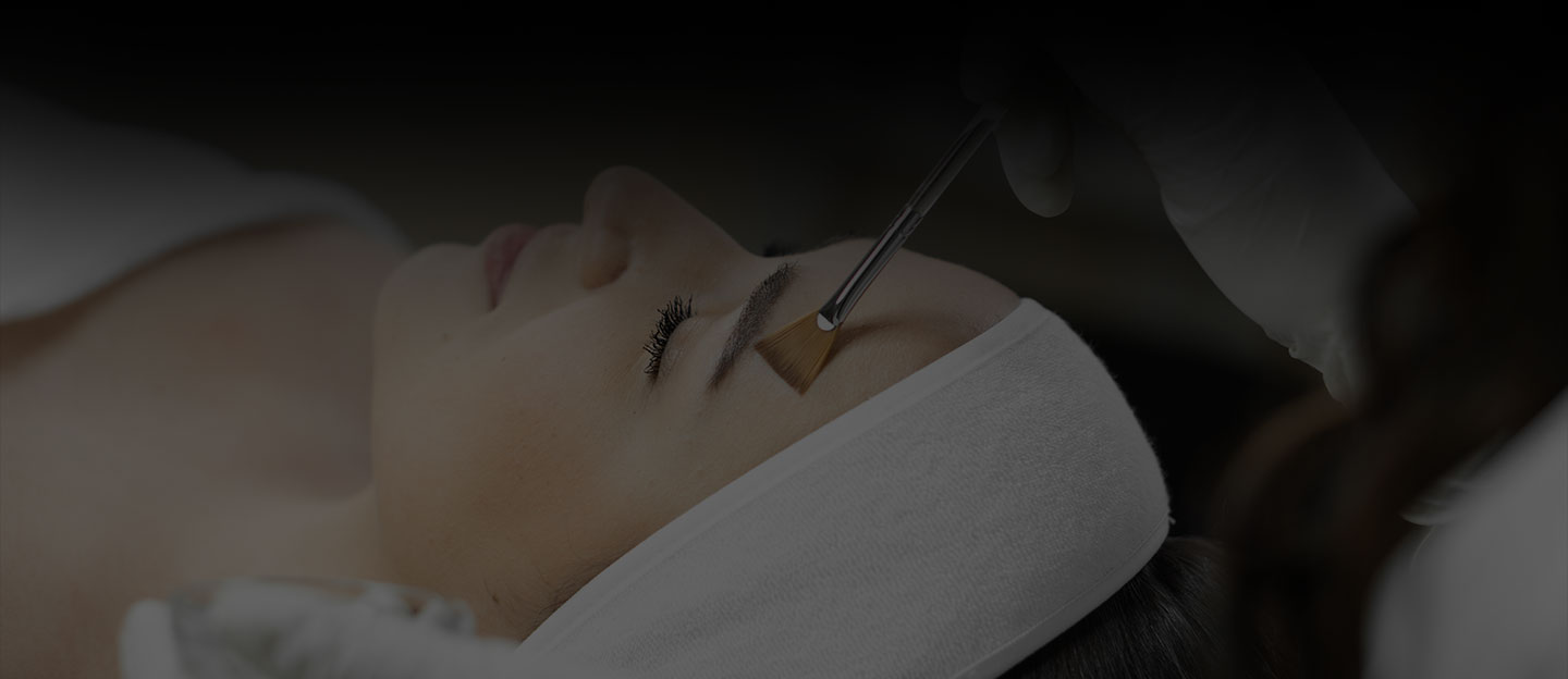 Aplicação de peeling com pincel leque em ambiente clínico da escola